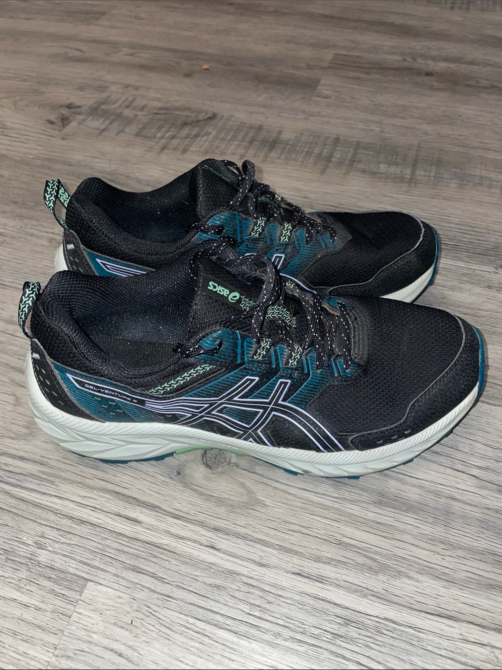 ASICS Black and Green women’s Athletic Running Shoes size 9.5